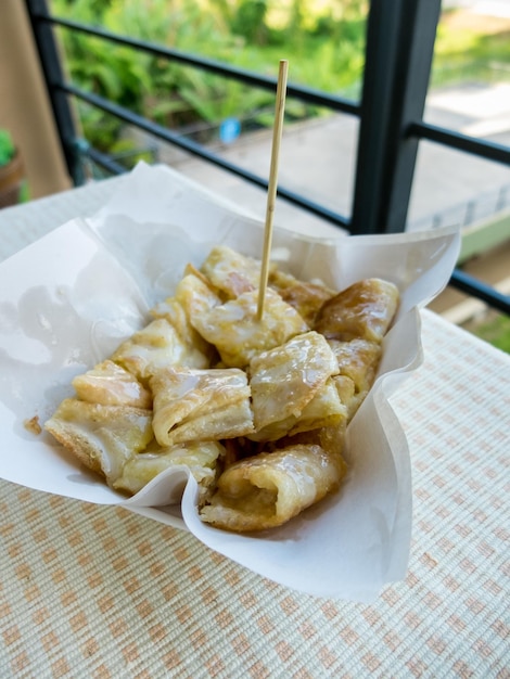 Doce Roti com leite e açúcar no prato de papel