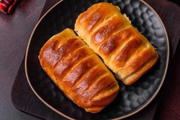 Doce saboroso cozimento festivo fresco em um fundo escuro de concreto