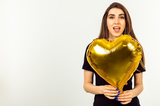 Doce senhora segurando balão e ficar em fundo branco