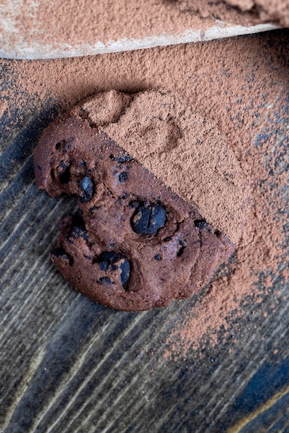 Doce sobremesa crocante de biscoitos de chocolate com chocolate