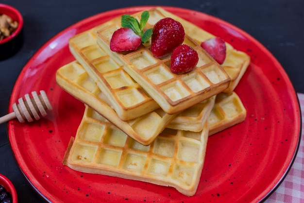 doce sobremesa waffles belgas com morangos em um prato