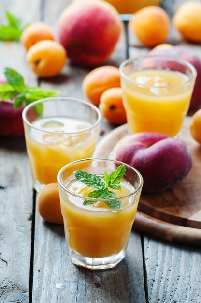 Doce suco de pêssego fresco com gelo