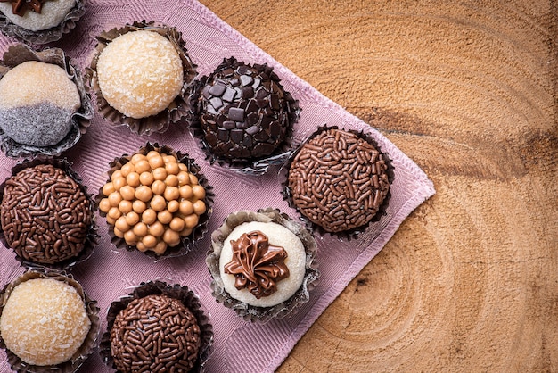 Doce típico brasileiro chamado brigadeiro