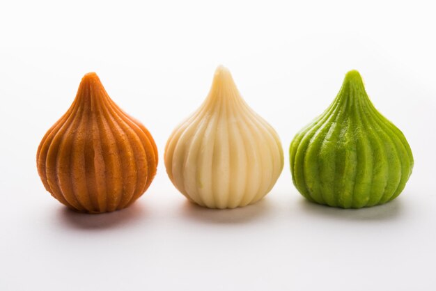 Doce tiranga colorido forma de modak mithai ou bolinho de massa para a independência ou cartão do dia da república