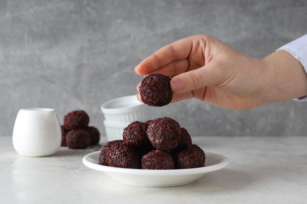 Doce tradicional brasileiro Brigadeiro Doce de chocolate brasileiro