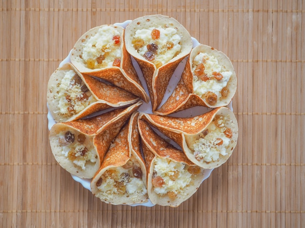 Doces árabes. panqueca árabe recheada com queijo doce e pistache.