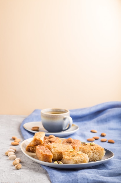 Doces árabes tradicionais e uma xícara de café. vista lateral