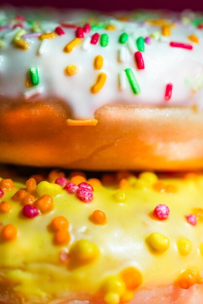 Doces, bolos, donuts em close-up com glasura e salpicaduras.