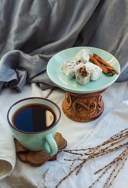 Doces caseiros, caramelo com coco e chocolate.