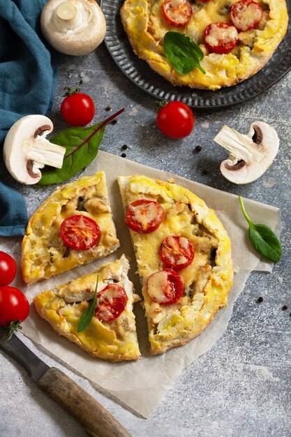 Doces caseiros com farinha integral Galette com frango queijo e cogumelos Copie o espaço