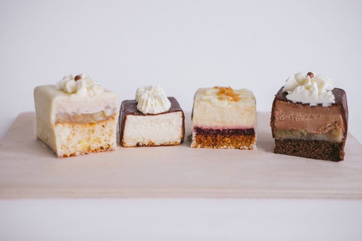 Foto doces caseiros feitos à mão sobre um fundo claro. cozinhando. tonificação