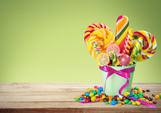 Doces coloridos, geleia e marmelada na mesa de madeira