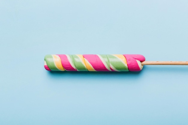 Doces coloridos lollypop no fundo colorido multicolorido estilo minimalista vista superior