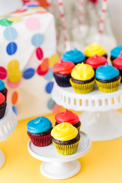 Doces coloridos para festa de aniversário de crianças.