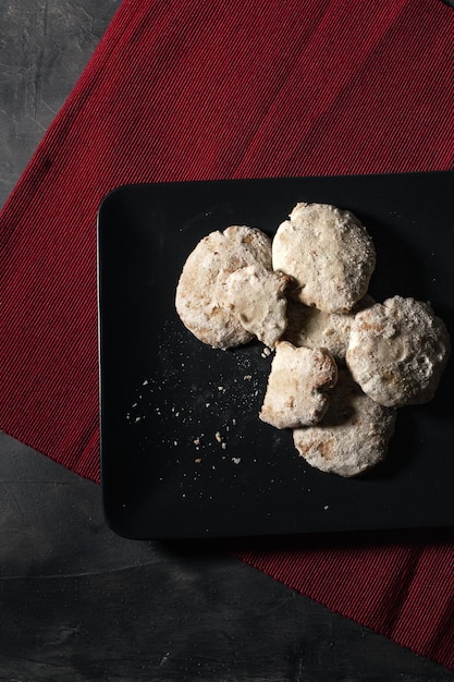 Doces com açucar de confeiteiro e fundo escuro