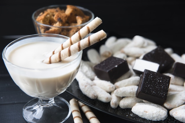 Doces com leite e biscoitos