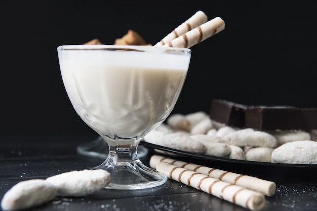 Doces com leite e biscoitos