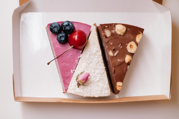 Doces com nozes chocolate e frutas na caixa entrega de comida