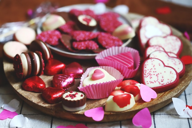 Foto doces corações de chocolate e maçapão para o dia dos namorados presentes para os amantes