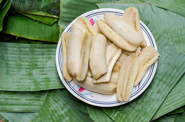 Doces cozidos, embrulhados em folha de bananeira tailandesa