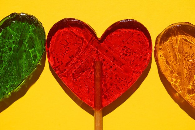 Doces de açúcar conceito de dia dos namorados em forma de coração no palito