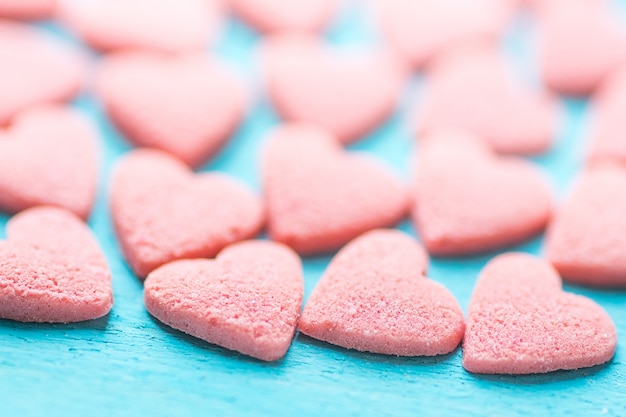 Foto doces de açúcar rosa polvilha sobre fundo azul claro