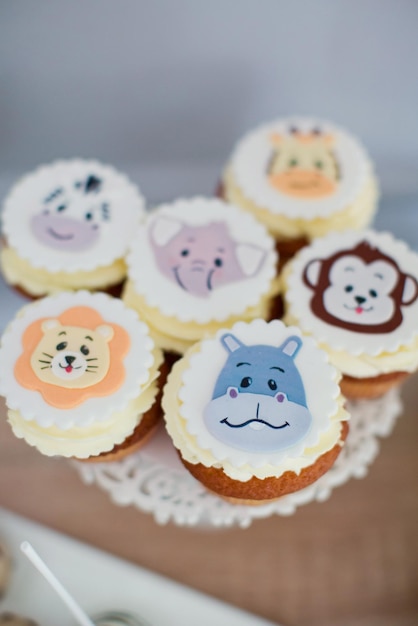 Doces de aniversário de animais de safári na selva Biscoitos macarons cupcakes com decorações de animais de açúcar