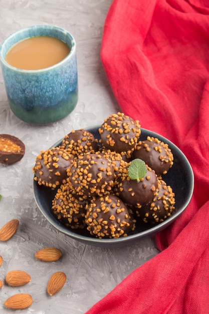 Doces de bola de caramelo de chocolate com amêndoas em uma tigela