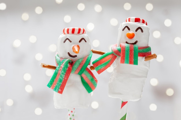 Doces de bonecos de neve de marshmallow para o natal