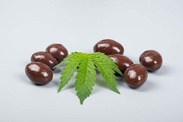 Doces de chocolate com drogas recreativas thc e cbd e folha de maconha verde