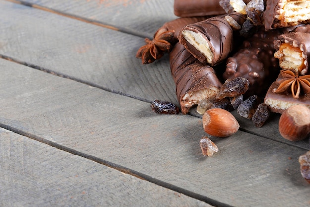 Doces de chocolate com pó em fundo de madeira