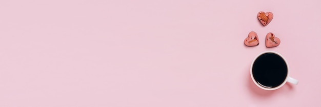 Foto doces de chocolate corações xícara de café fundo rosa espaço de cópia de layout plano conceito de férias 14 de fevereiro dia dos namorados