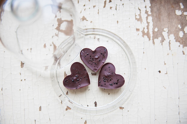 Doces de chocolate em forma de coração no prato