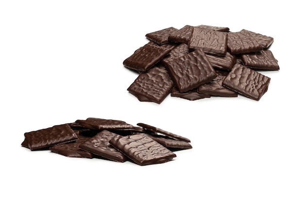 Doces de chocolate escuros isolados no fundo branco