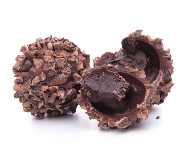 Foto doces de chocolate isolados em recorte de fundo branco
