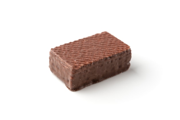 Doces de chocolate wafer isolados na superfície branca.