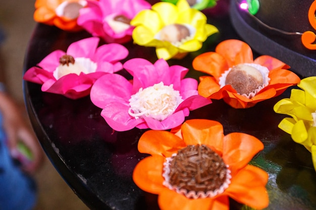 Doces de festa em uma mesa preta