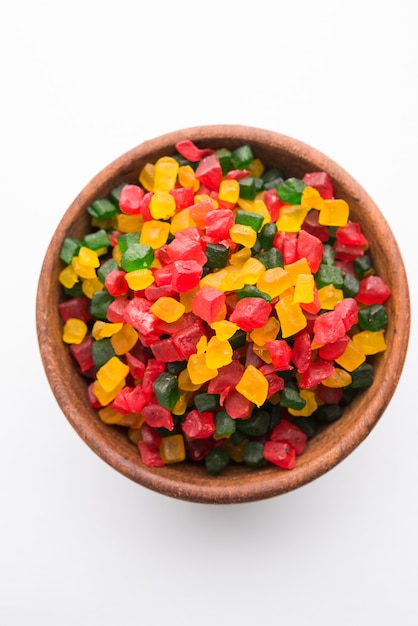 Doces de frutas doces também conhecidos como tutti-frutti, frutas cristalizadas servidas em uma tigela usada em panela masala na Índia ou em bolos ou doces