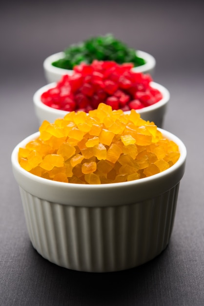 Doces de frutas doces também conhecidos como tutti-frutti, frutas cristalizadas servidas em uma tigela usada em panela masala na Índia ou em bolos ou doces