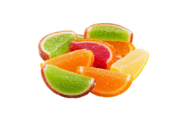 Doces de gelatina de frutas isolados no branco
