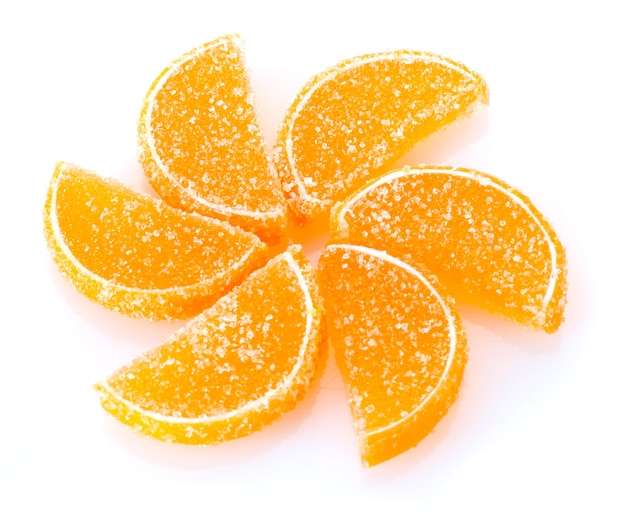 Doces de gelatina de laranja em branco
