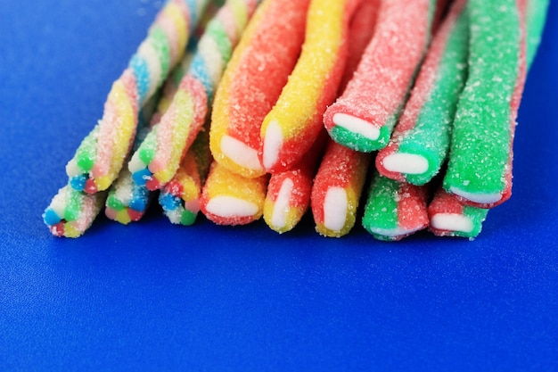 Foto doces de geléia doce no fundo azul