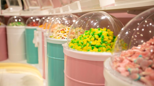 Doces de geléia em recipientes em uma loja Grande variedade de doces em cores diferentes Venda de doces