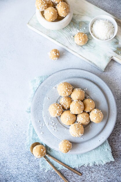 Doces de grão de bico e manteiga de amendoim com lascas de coco Bolas energéticas Sobremesa crua saudável sem açúcar