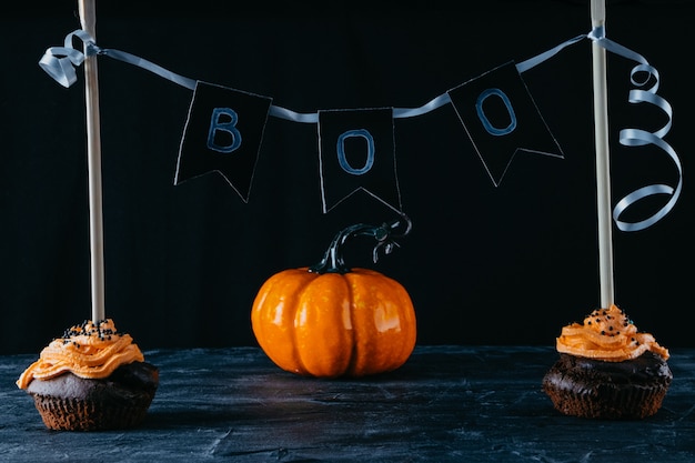 Foto doces de halloween, cupcakes de chocolate e abóbora