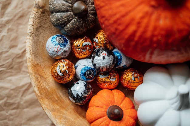 Doces de halloween sustentáveis e de baixo desperdício para doces de globos oculares cobertos de folha de tratamento de truques e