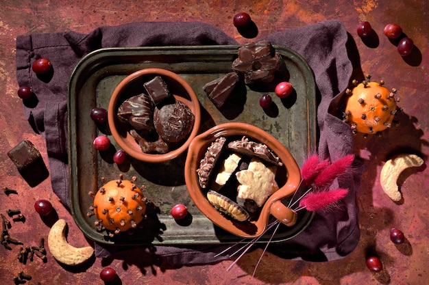 Doces de inverno em pratos de cerâmica estrela de gengibre e biscoitos de manteiga bolas de pomander de laranja