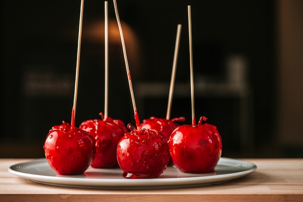 Doces de maçã caramelo.