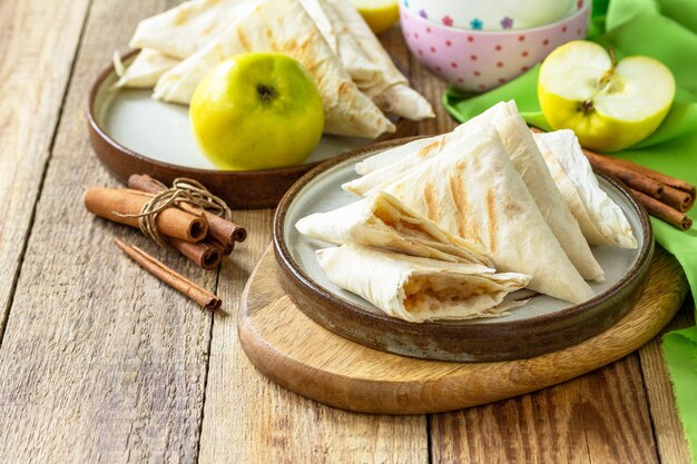 Doces de maçã no café da manhã Triângulo de lavash grelhado com maçãs e canela Espaço para texto