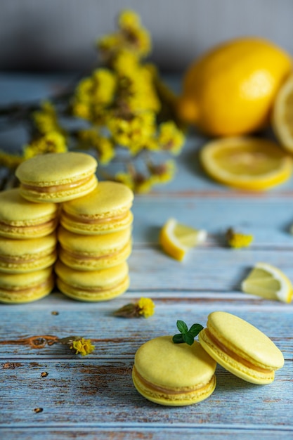 Doces de macaroon com sabor de limão